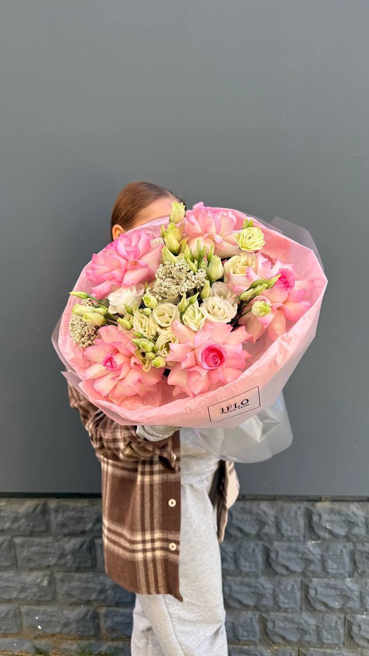 Букет "Розы с эустомой" с доставкой в Сириусе