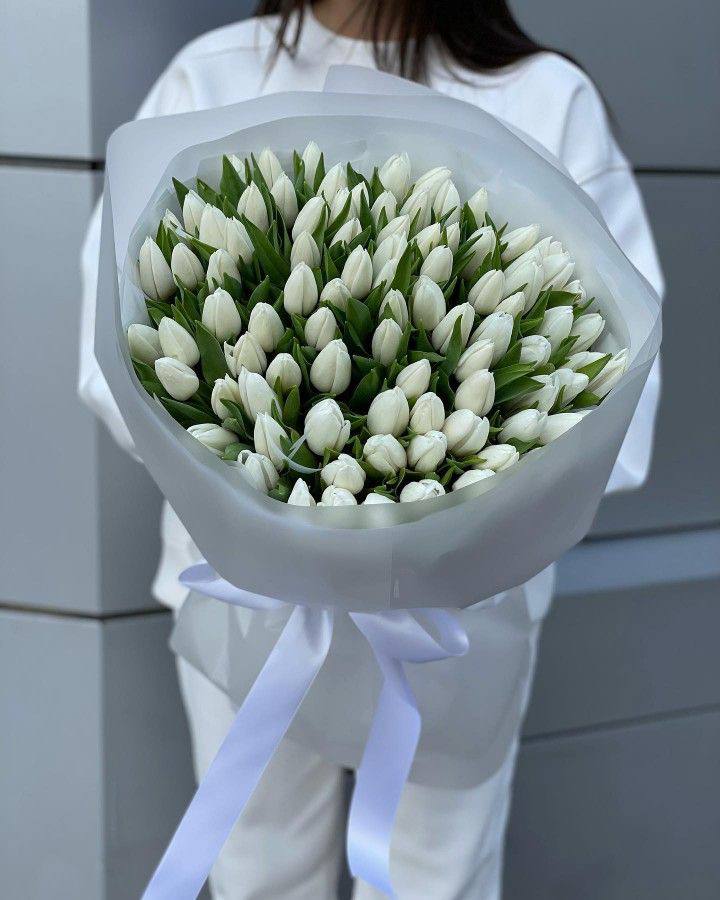 101 белый тюльпан с доставкой в Сириусе