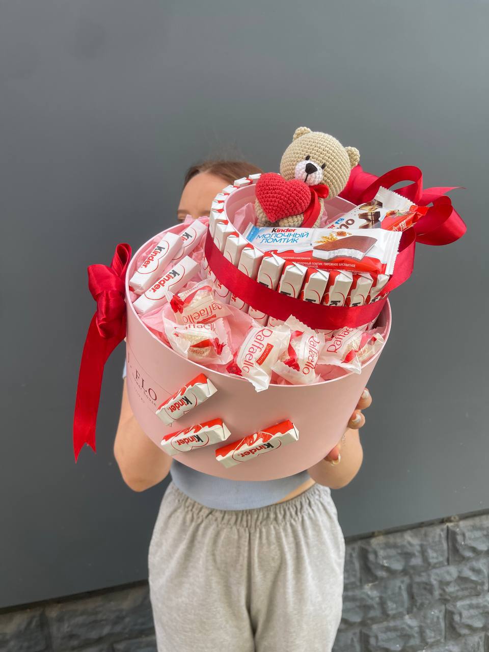 Бокс киндерами и раффаэлло 2 в Сириусе