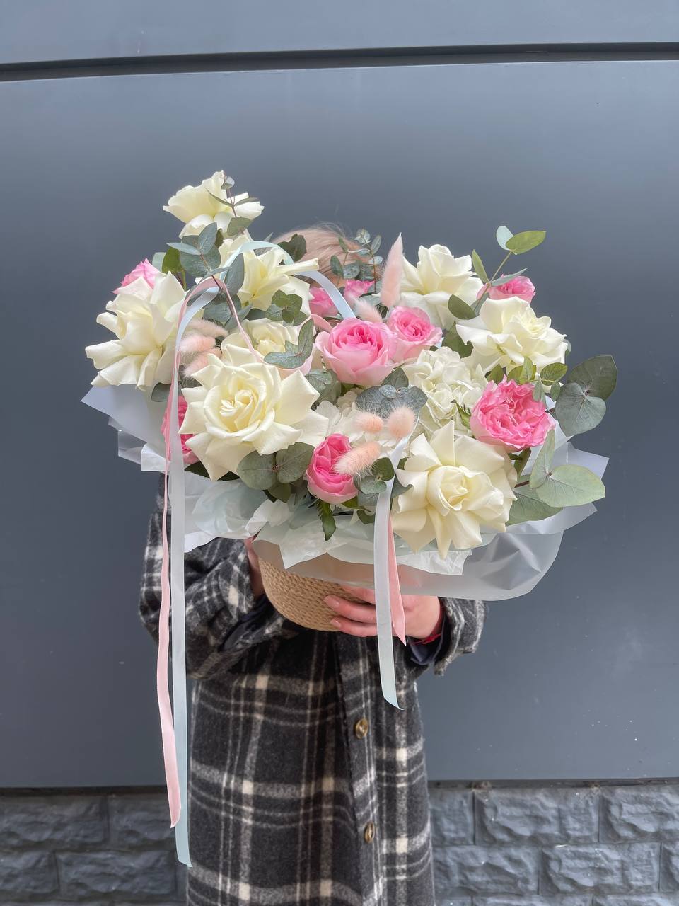 Кашпо с розами в Сириусе