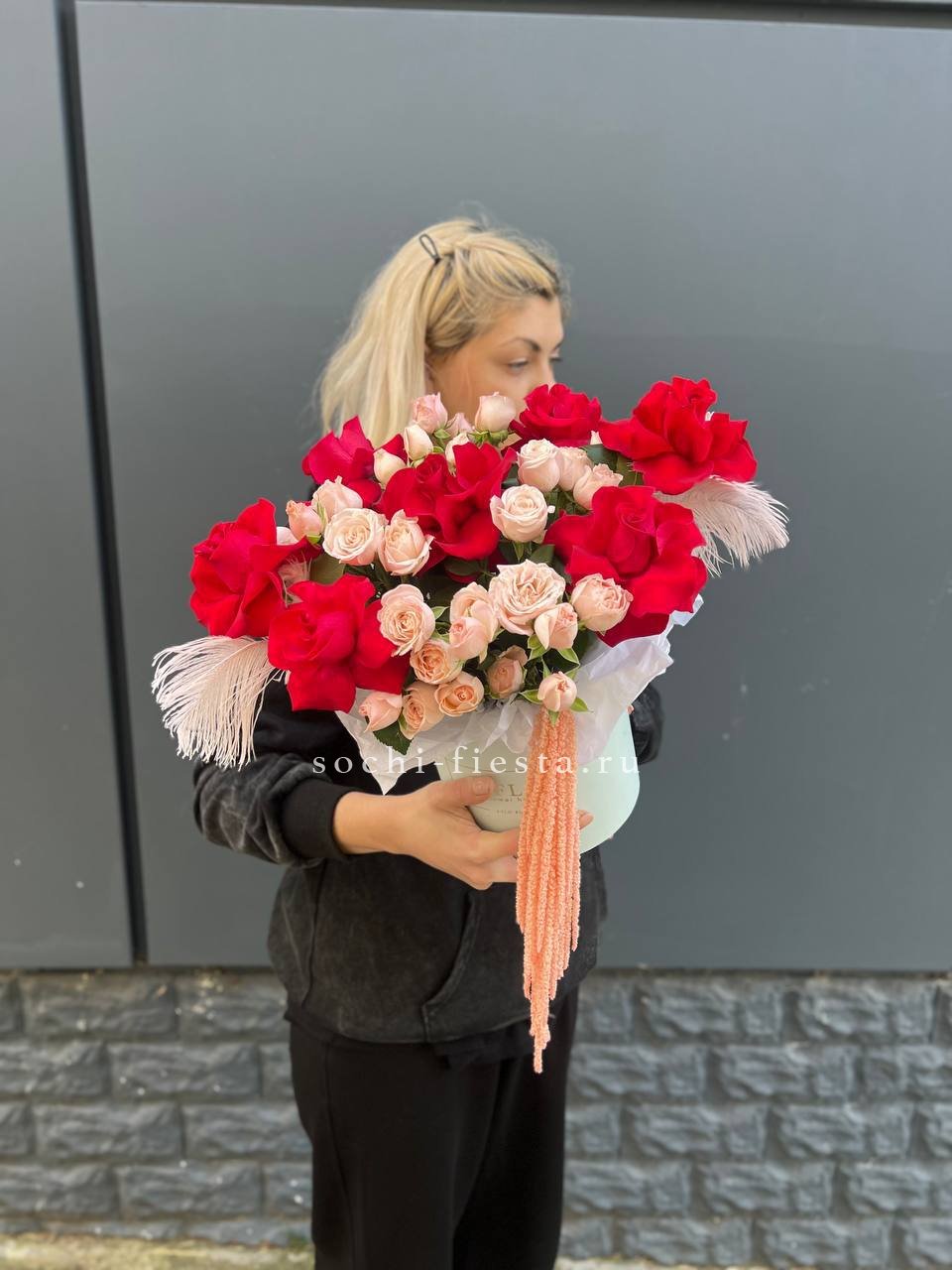 Бокс с нежными розами  в Сириусе