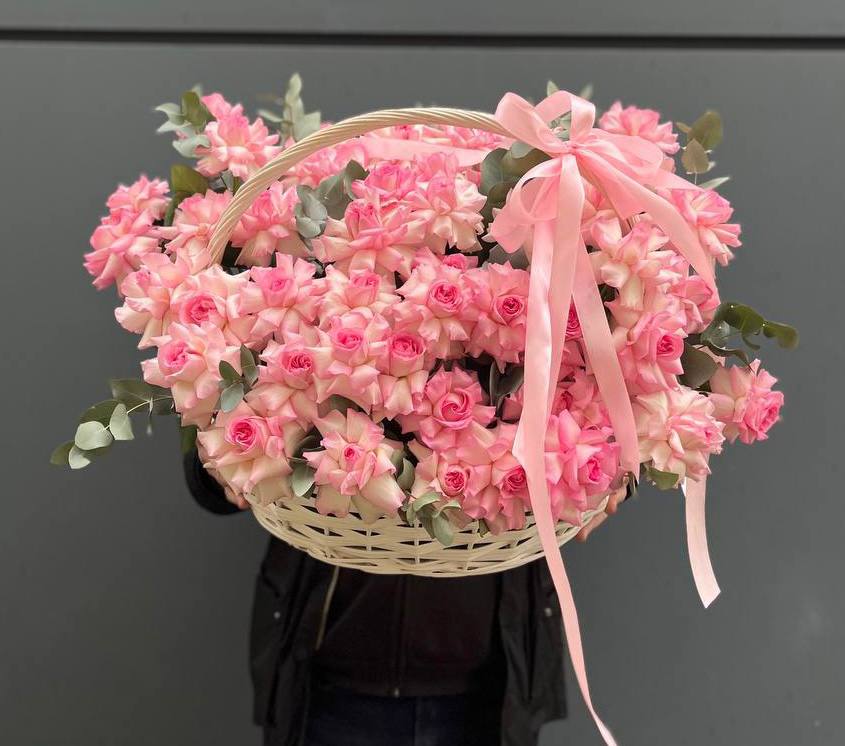51 розовая роза в корзине в Сириусе