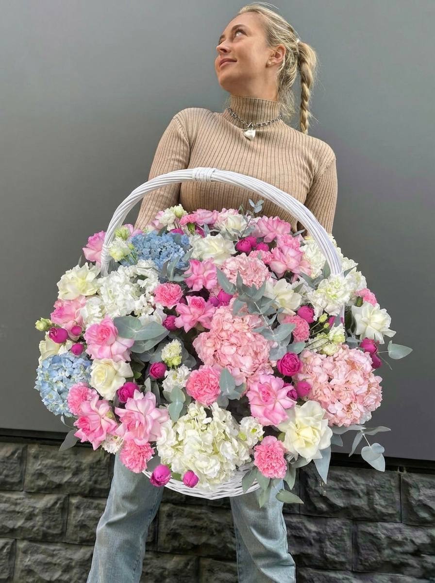 Цветочная корзина №3 с доставкой в Сириусе