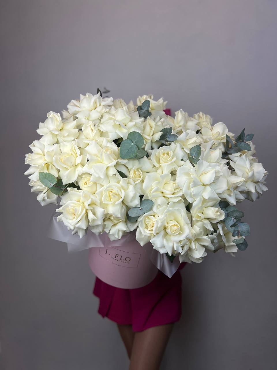 37 белых роз в боксе в Сириусе