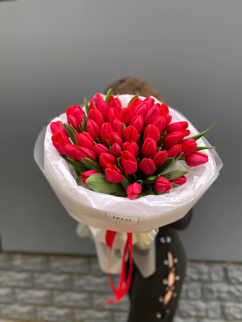 51 тюльпан "LOVE" с доставкой в Сириусе