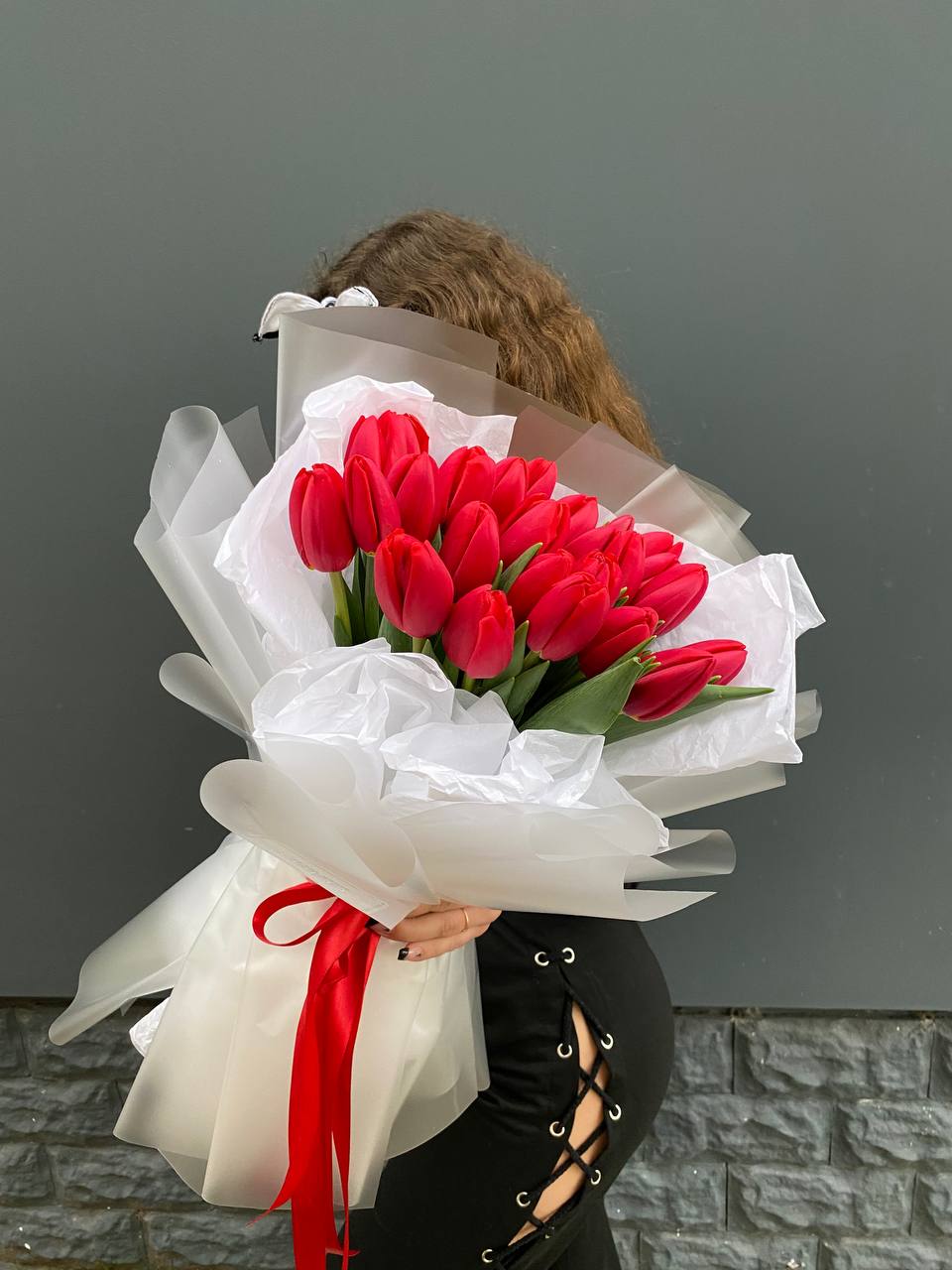  25 красных воздушных тюльпанов с доставкой в Сириусе
