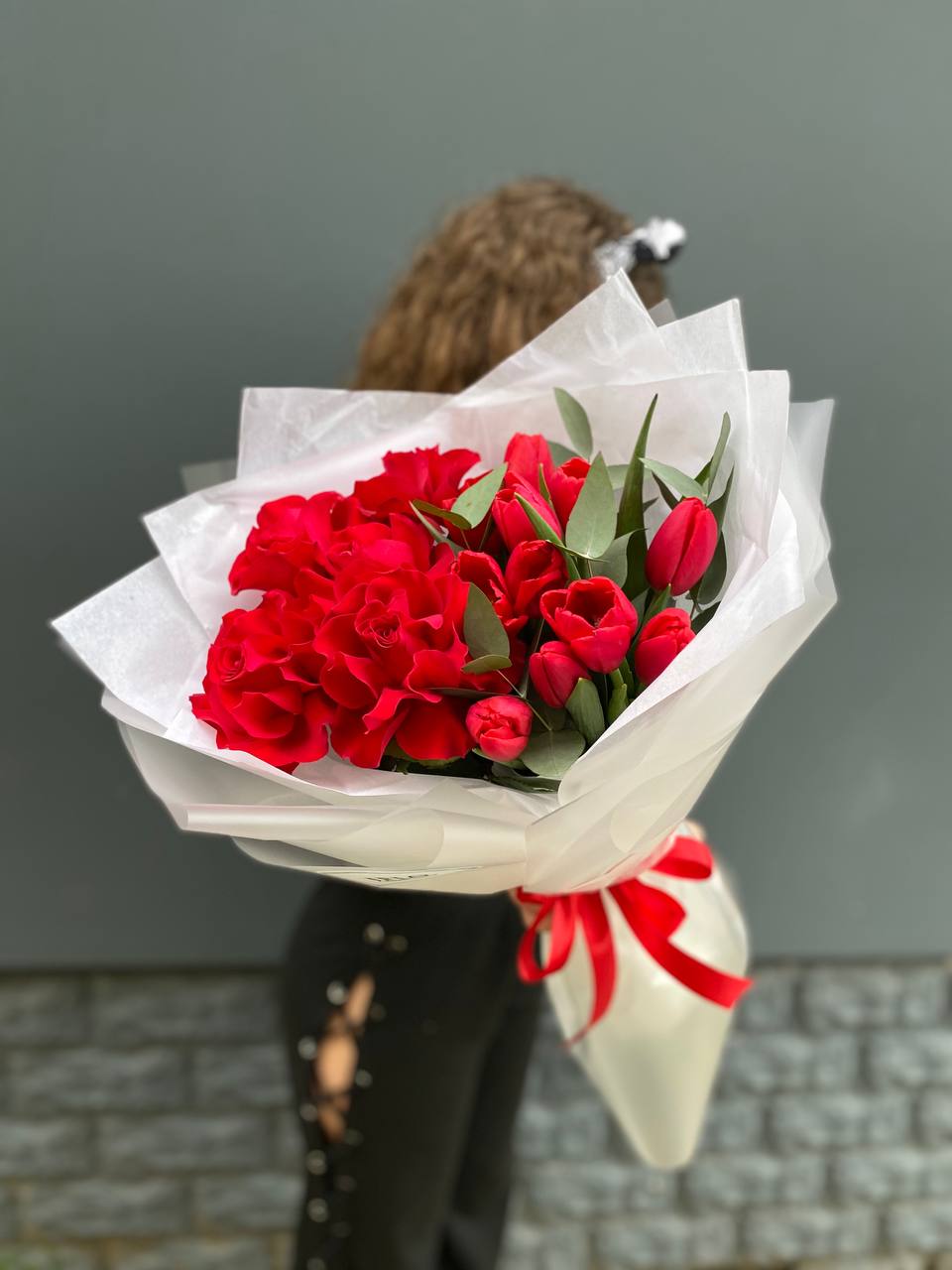 Дуо тюльпаны и розы с доставкой в Сириусе