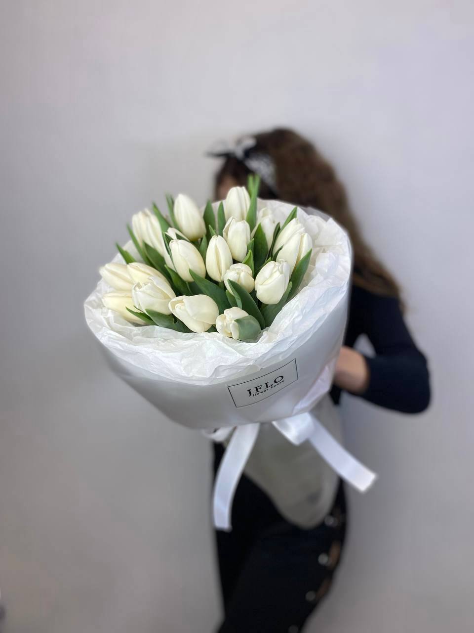  19 белых воздушных тюльпанов с доставкой в Сириусе