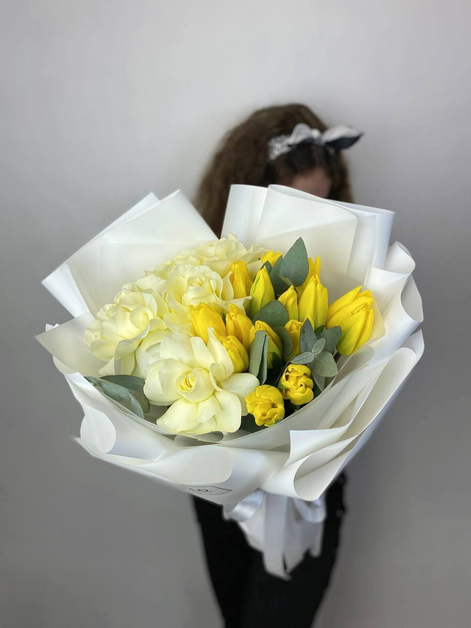 Дуо жёлтые тюльпаны и розы с доставкой в Сириусе