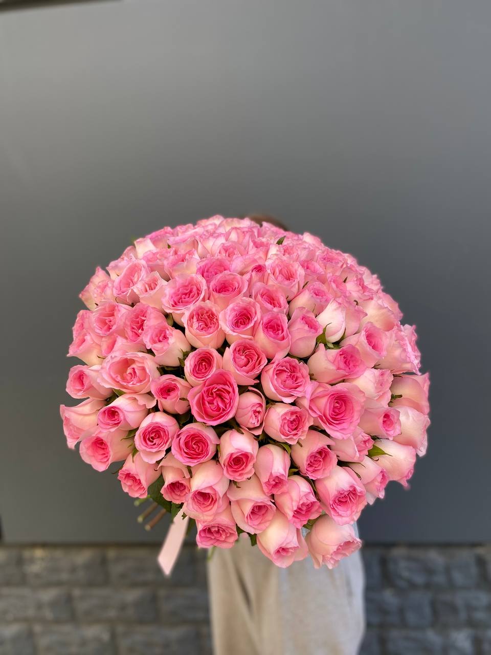 101 розовая роза в Сириусе