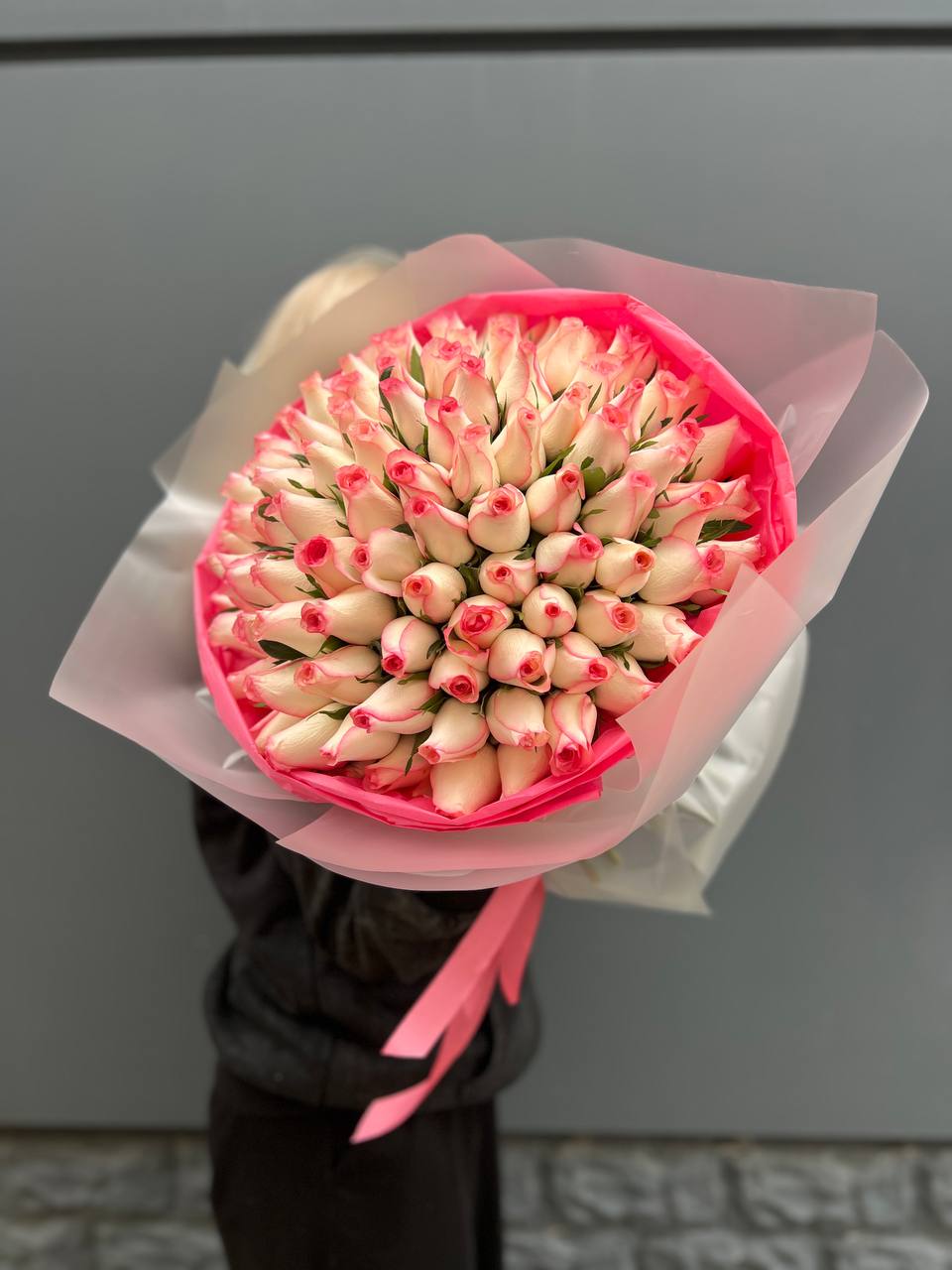 101 роза Джумилияв оформлении  в Сириусе