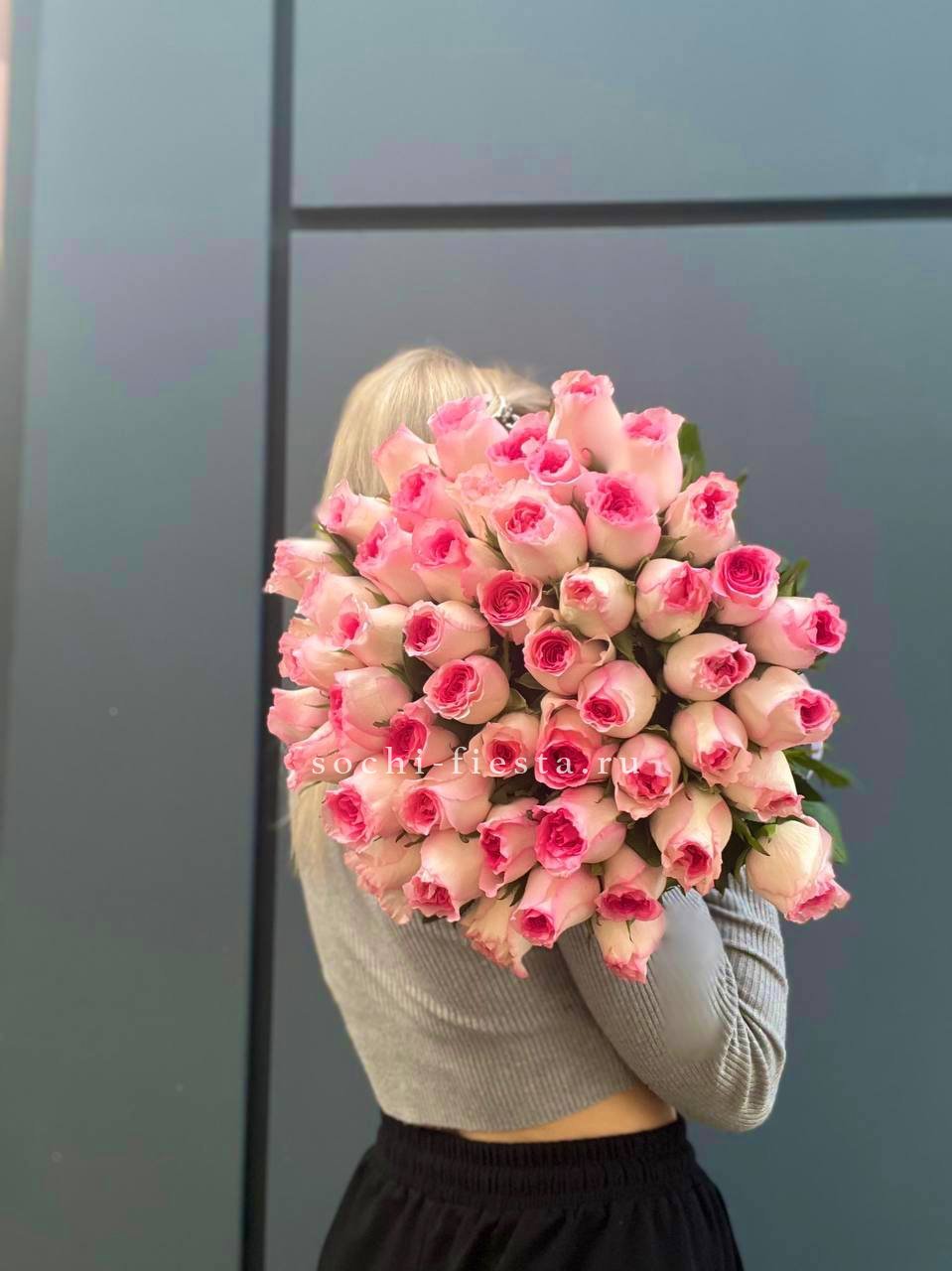 51 розовая роза в Сириусе