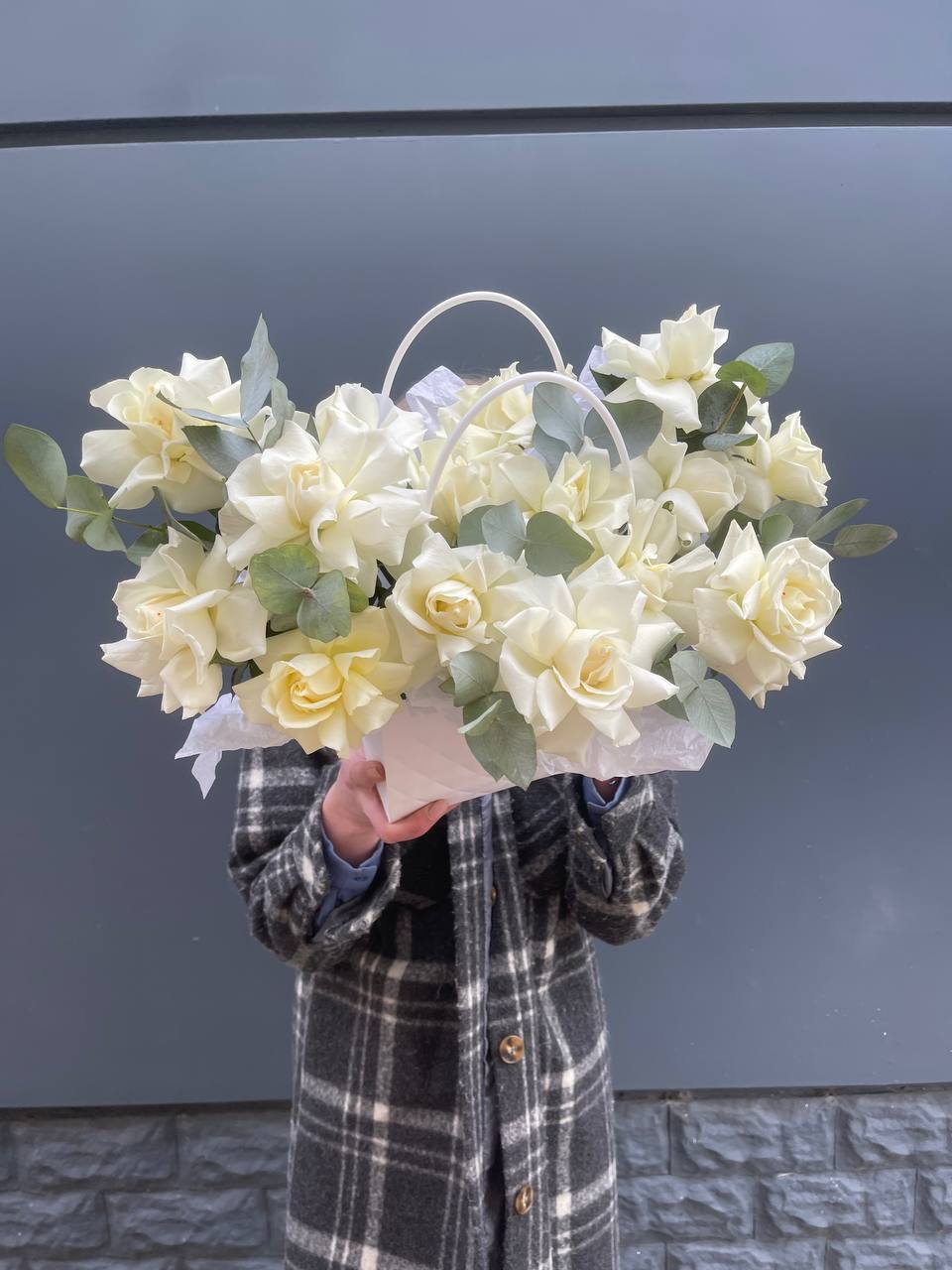 15 белых роз в сумочке в Сириусе