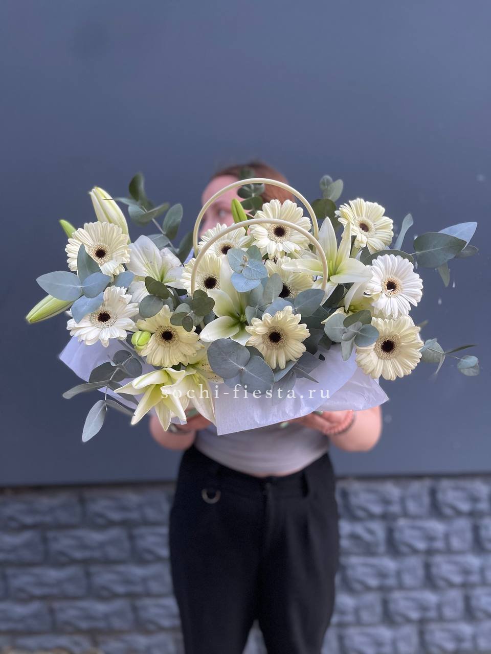 Сумочка лилии и герберы в Сириусе