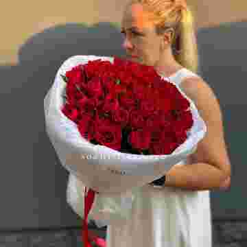 51 роза Madam Red в нежном оформлении с доставкой в Сириусе