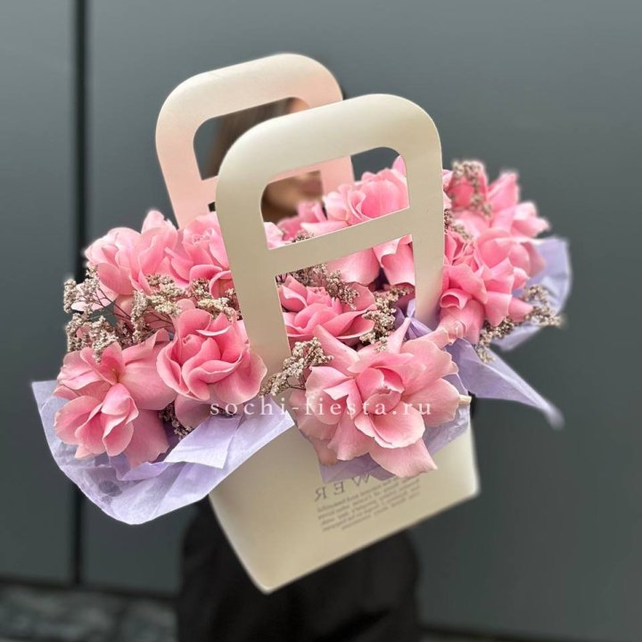 Сумочка розовых роз "Плинки" в Сириусе