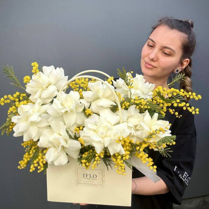 Французские Розы и мимоза  в сумочке  в Сириусе