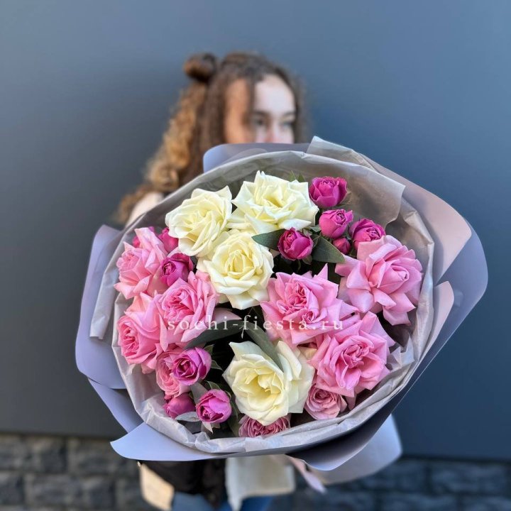 Букет французских и пионовидных роз в Сириусе