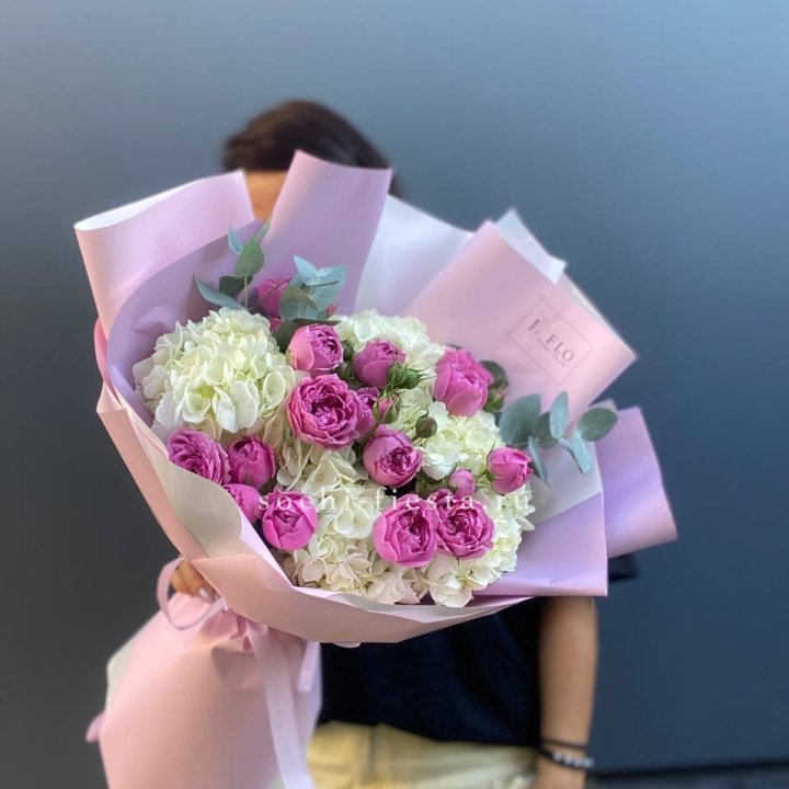 Букет белых гортензий и пионовидных роз  в Сириусе