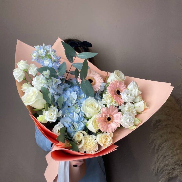  Букет гортензии и роз Валенсия в Сириусе