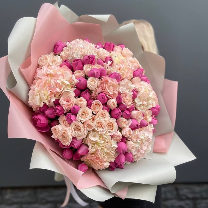 Букет кустовые розы и гортензия в Сириусе