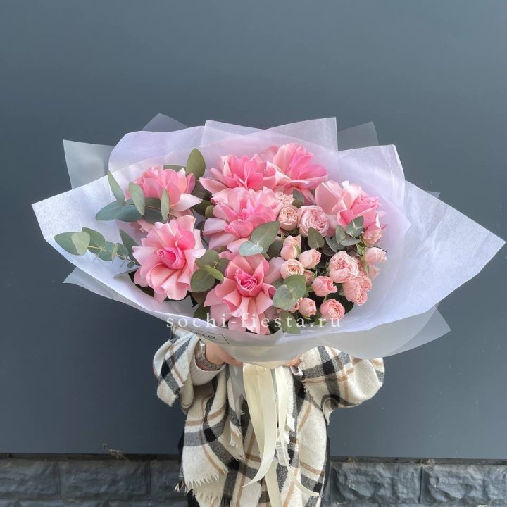 Букет французских и пионовидных роз  в Сириусе