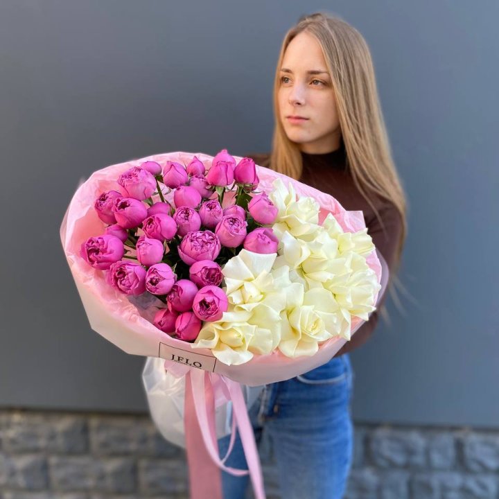 Дуо белых и кустовых роз в Сириусе