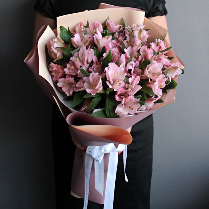 Букет розовых альстромерий в Сириусе