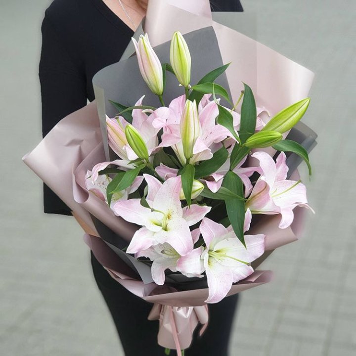 Букет розовых лилий в Сириусе