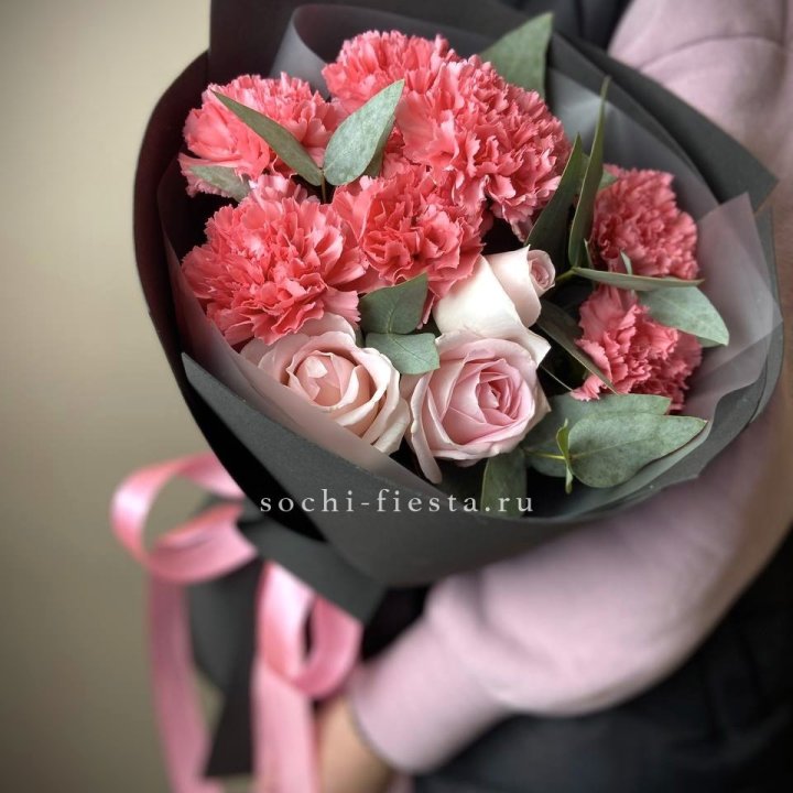 Букет из роз и диантусов Пенелопа в Сириусе