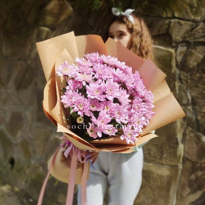 Букет хризантем в крафте в Сириусе