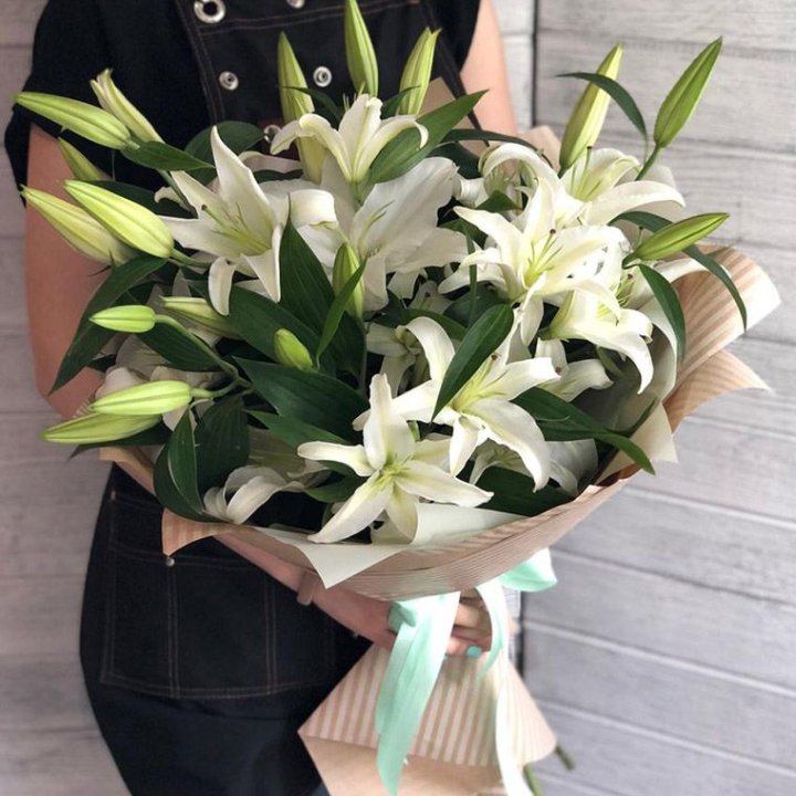 Букет белых лилий в Сириусе