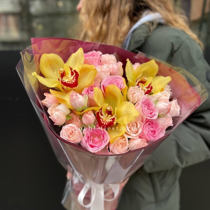  Букет орхидей и роз Есенья в Сириусе