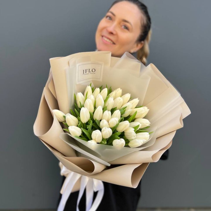 35 белых тюльпанов в Сириусе