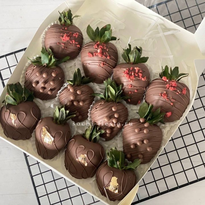 Клубника в шоколаде 12 ягод в Сириусе