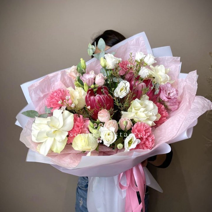 Букет с протеей, розами Элеонора в Сириусе