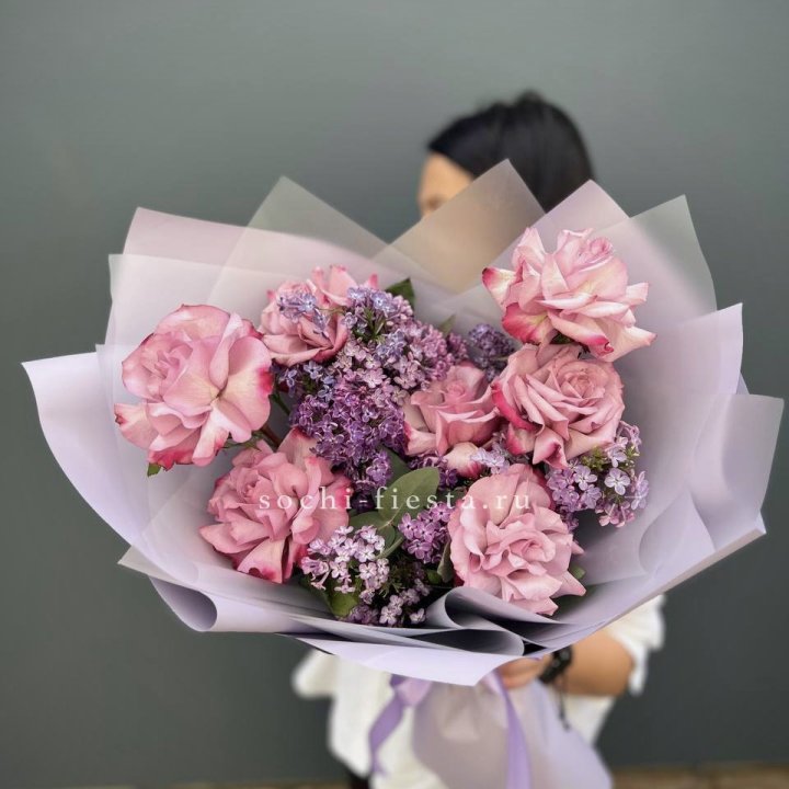 Букет из розовых роз и сирени в Сириусе