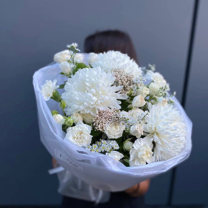 Букет хризантем и роз White snow в Сириусе