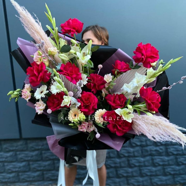 Дизайнерский букет Ред в Сириусе