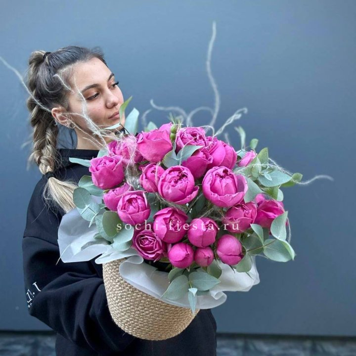 Пионовидные розы  в джутовом кашпо  в Сириусе