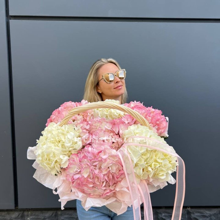 7 гортензий в корзине в Сириусе