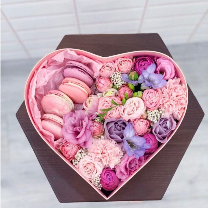 Бокс-сердце с макаронс L в Сириусе