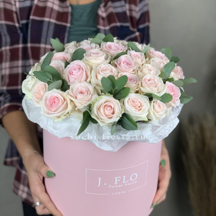 35 розовых роз в цилиндре в Сириусе