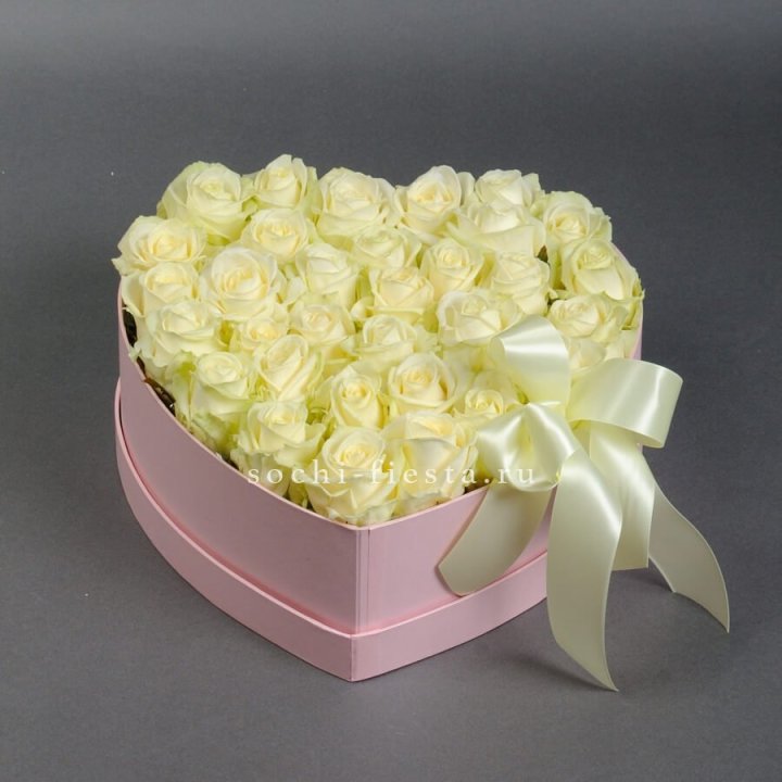 35 белых роз в коробке Сердце в Сириусе