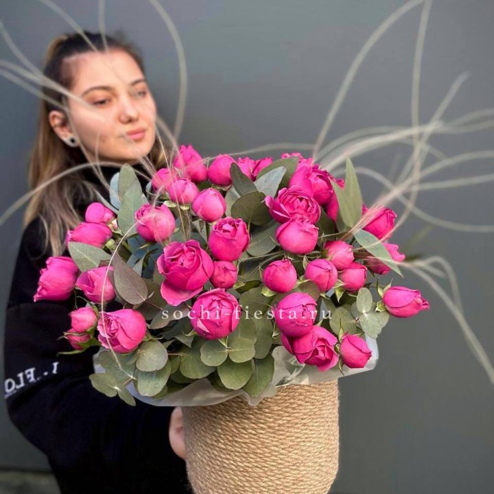 Пионовидные розы Мисти Бабблс в джутовом кашпо в Сириусе