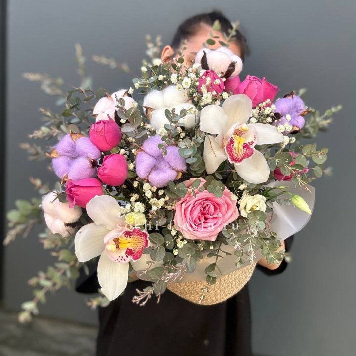 Орхидея и розы в джутовом кашпо в Сириусе