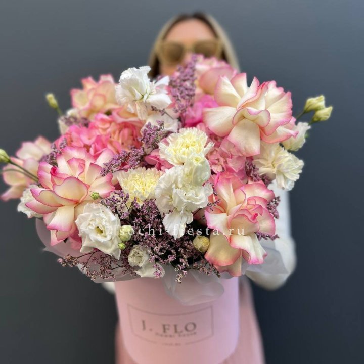 Цветочная композиция "Gloria" в боксе в Сириусе