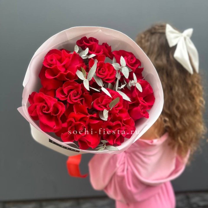 11 Красных французских роз с доставкой в Сириусе