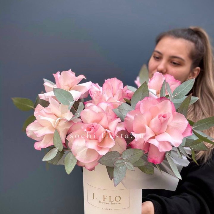 7 Французских роз в боксе в Сириусе