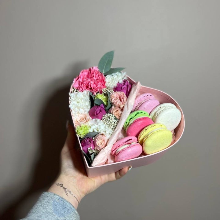 Дуо цветы и макаронсы в Сириусе